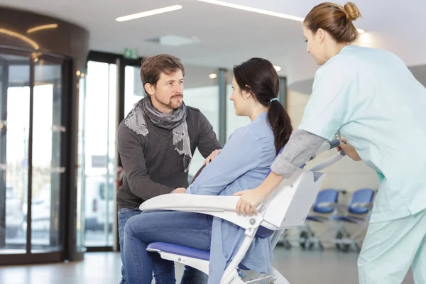 Ginecologista Obstetra Com Mulher Grávida Cadeira Rodas — Fotografia de Stock