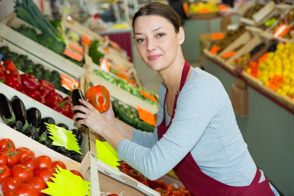 Retrato Hembra Adulta Vendiendo Frutas Verduras Tienda —  Fotos de Stock