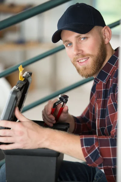 Mann Lächelt Beim Halten Der Werkzeugkiste — Stockfoto