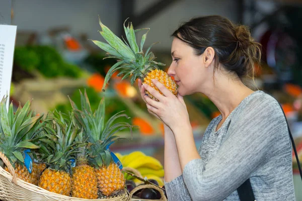Beautiful Young Woman Buying Pineapple Fruit Market — Stock Photo, Image