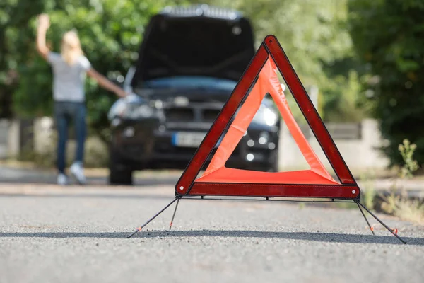 Uyarı Üçgeni Arızalı Araba Için Yardım Çağrısı Yapan Kadın — Stok fotoğraf