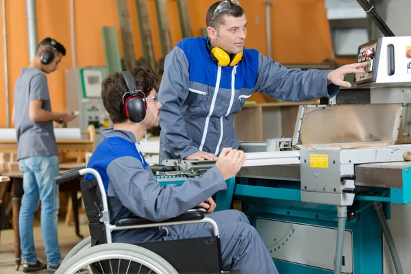 Behinderter Arbeiter Rollstuhl Fabrik Und Kollege — Stockfoto