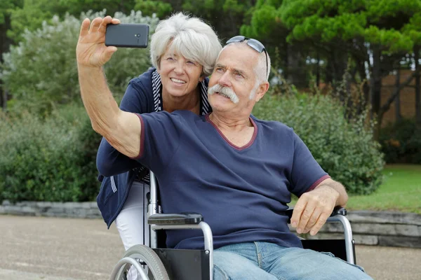 Seniorenpaar Rollstuhl Macht Selfies — Stockfoto