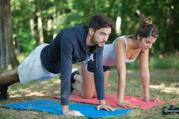 Fit Young Man Woman Exercising Park — Stockfoto