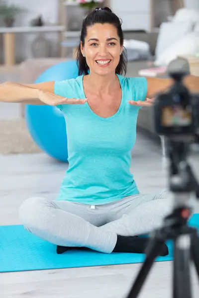 Kvinna Inspelning Video För Sin Fitness Och Yoga Blogg — Stockfoto