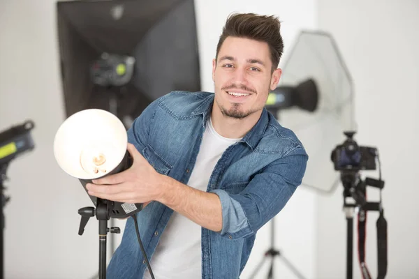 Fotograf Dostosowuje Światło Lampy Błyskowej Studio — Zdjęcie stockowe