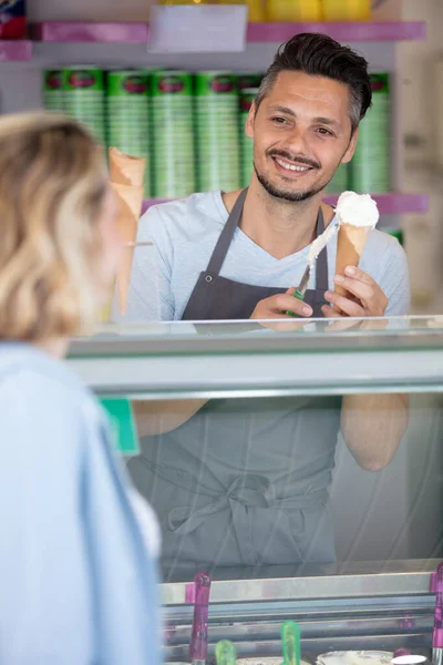 お客様にアイスクリームを与えるアイスクリーム販売 — ストック写真
