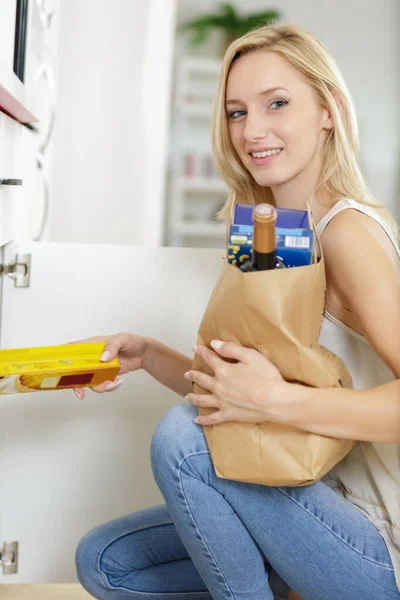 Young Woman Holding Grocery Shopping Bag — Stock Photo, Image