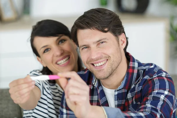 Gelukkig Paar Knuffelen Terwijl Het Houden Van Positieve Zwangerschapstest — Stockfoto