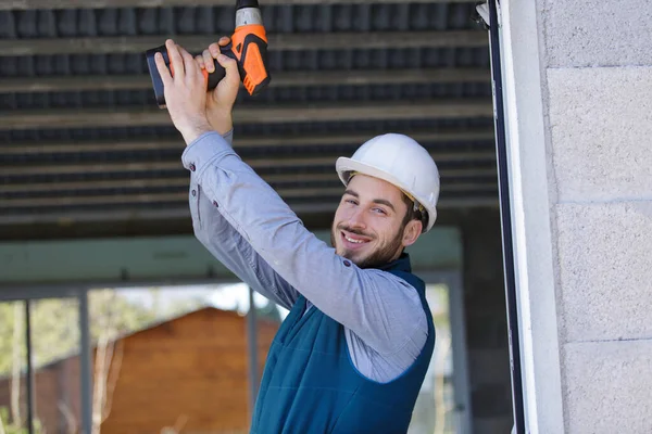 Retrato Jovem Construtor Masculino Usando Ferramenta Poder Sem Fio — Fotografia de Stock