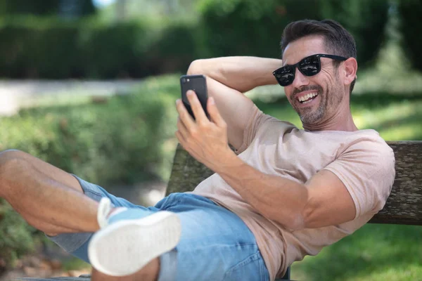 Uomo Mezza Età Prendendo Selfie Una Panchina — Foto Stock
