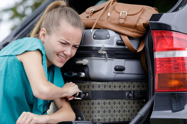 Kvinna Kämpar För Att Sätta Bagage Bilen Lastbil — Stockfoto