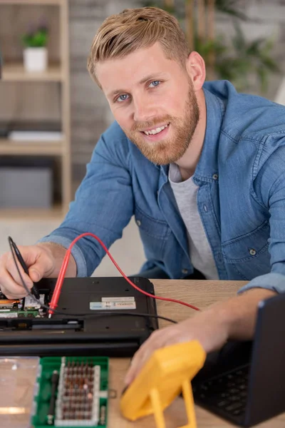 修复计算机硬件服务中心的年轻人 — 图库照片