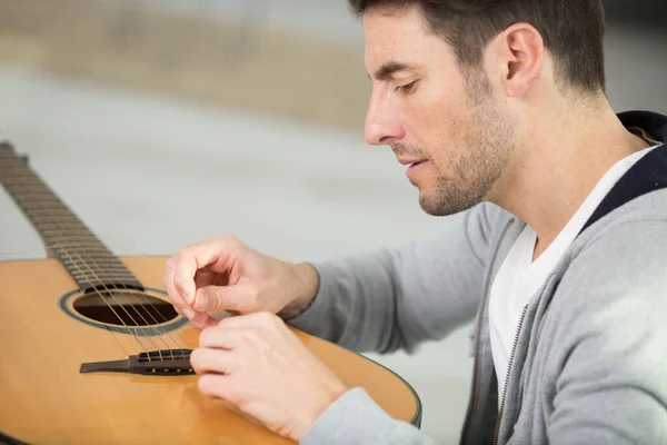 Homem Muda Cordas Guitarra — Fotografia de Stock