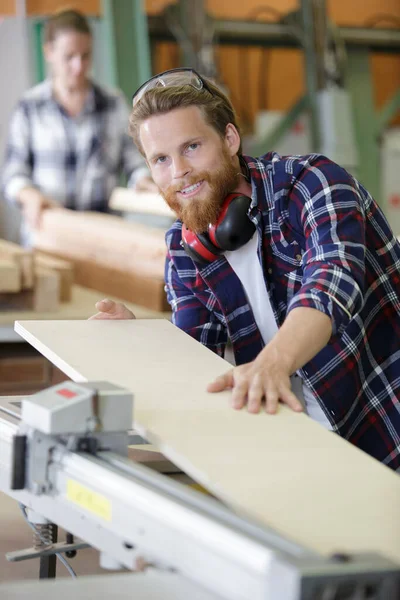 Lachende Ijverige Man Met Behulp Van Machine Plank Verwerken Werkplaats — Stockfoto