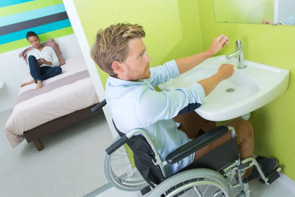 Muž Invalidním Vozíku Mytí Rukou Koupelně — Stock fotografie