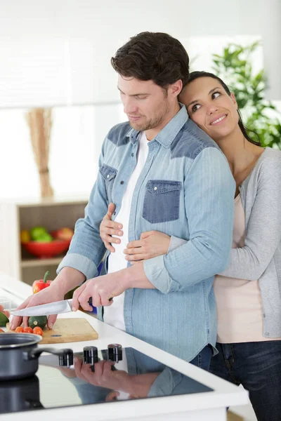 Ζευγάρι Αγκαλιάζει Και Προετοιμασία Υγιεινά Λαχανικά Στην Κουζίνα — Φωτογραφία Αρχείου