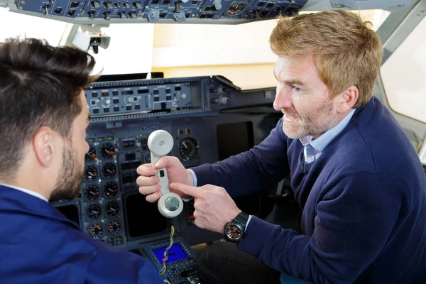 Homem Mostrando Telefone Para Engenheiro Avião — Fotografia de Stock