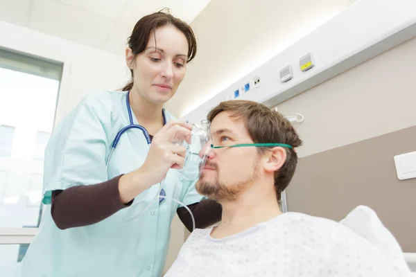 Ärztin Mit Patientin Mit Sauerstoffmaske Krankenhaus — Stockfoto