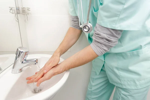 Piękna Pielęgniarka Myje Jego Ręce — Zdjęcie stockowe
