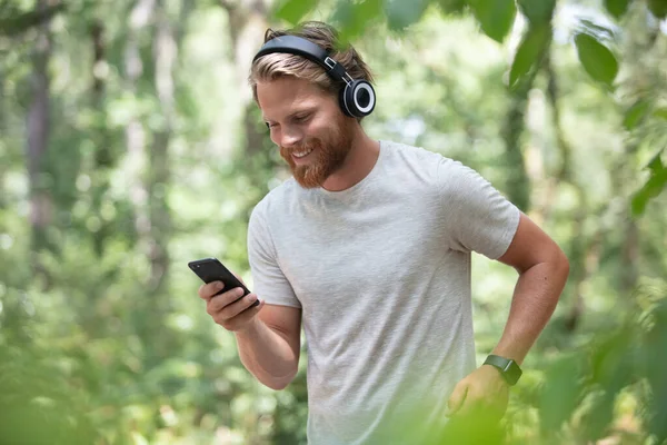 Fit Atrakcyjny Mężczyzna Słuchanie Muzyki Przyrodzie — Zdjęcie stockowe