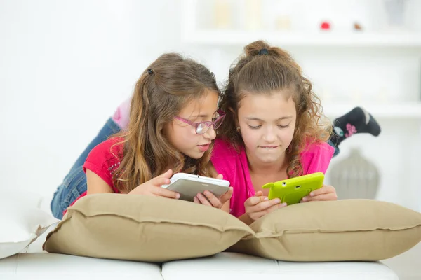 Zwei Mädchen Spielen Auf Tablets — Stockfoto