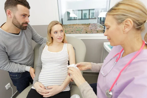 Arzt Untersucht Schwangere Mit Stethoskop Klinik — Stockfoto