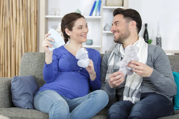 Glückliches Paar Wartet Auf Ein Baby — Stockfoto