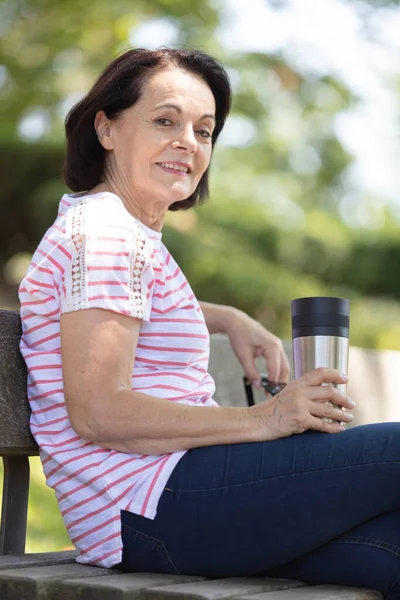 Bahçede Kahve Içen Düşünceli Yaşlı Kadın — Stok fotoğraf