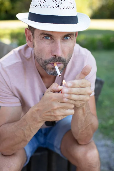 Porträtt Man Röker Cigarett Sommarparken — Stockfoto