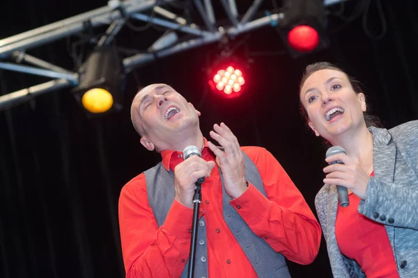 Sänger Duett Auf Der Bühne — Stockfoto