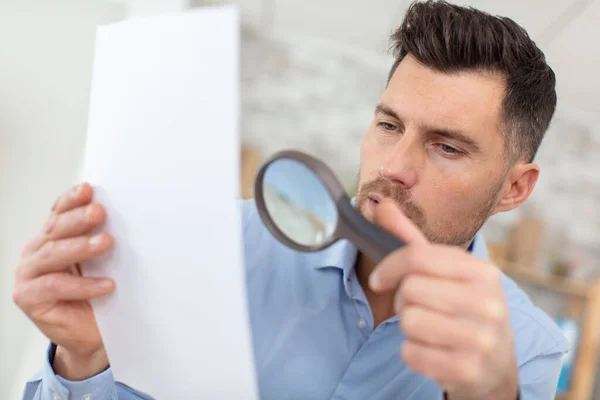 Homem Negócios Masculino Examinando Documento Com Lupa — Fotografia de Stock