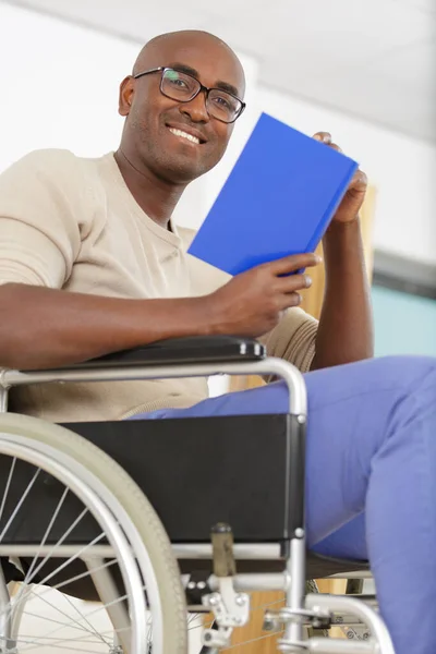 Lächelnder Körperbehinderter Mann Rollstuhl Mit Buch — Stockfoto