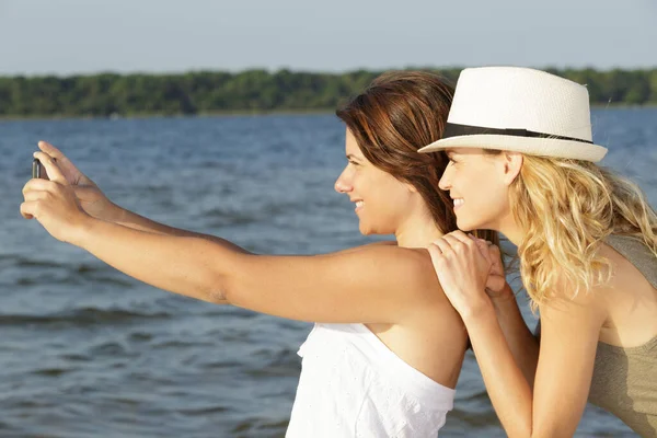 Dwie Młode Kobiety Selfie Naturze — Zdjęcie stockowe