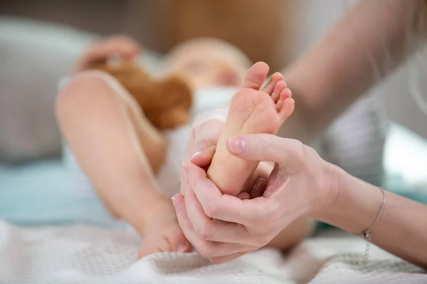 Руки Женщины Держит Ноги Младенца Мягкий Фон Фокуса — стоковое фото