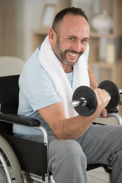 Coinvolto Uomo Disabile Esercizio Con Manubri — Foto Stock