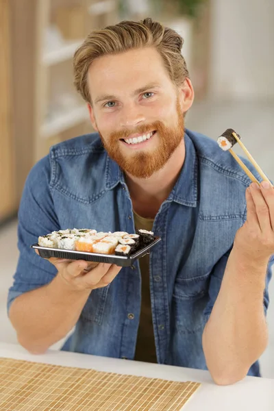 Man Eten Sushi Met Stokjes — Stockfoto