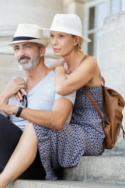 Heureux Couple Âge Mûr Ayant Une Pause Dans Ville — Photo