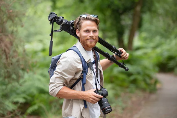 摄影记者肩上背着摄影器材 — 图库照片
