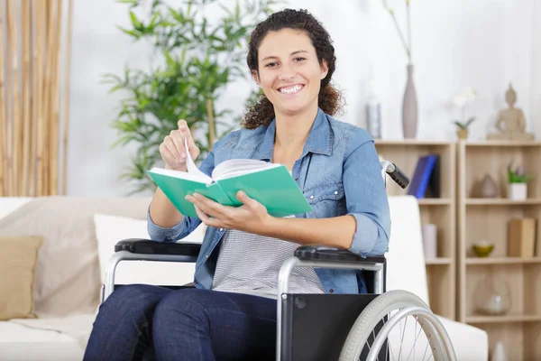 Mutlu Engelli Kadın Tekerlekli Sandalye — Stok fotoğraf