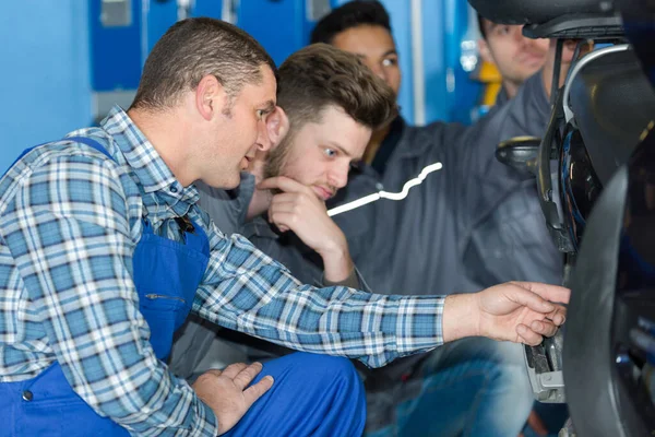 Mechanic Teaching Trainees Garage Workshop — Stock Photo, Image