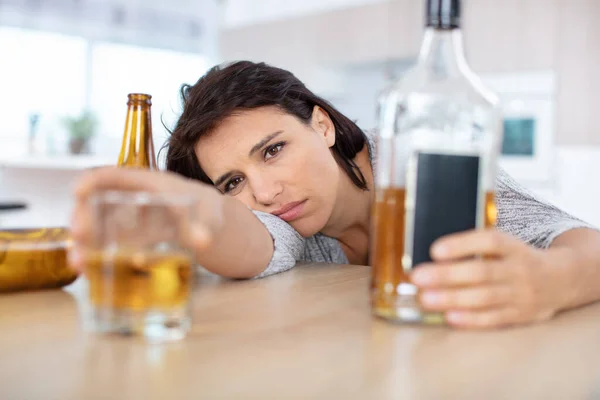 Γυναίκα Που Κατέχει Αλκοολούχο Ποτό Είναι Πεσμένη Στο Τραπέζι — Φωτογραφία Αρχείου