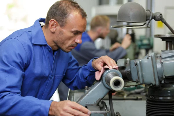 Ingenjör Rengöring Fabrik Maskiner Med Pappershandduk — Stockfoto