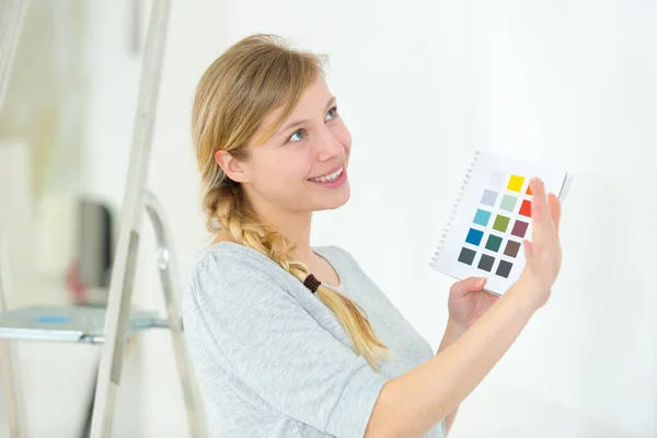 Kvinna Väljer Färg För Dekoration — Stockfoto