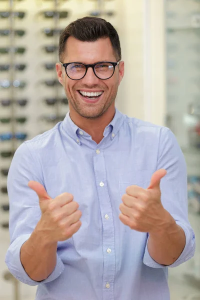 Mężczyzna Okularach Kciukach Sklepie Optycznym — Zdjęcie stockowe