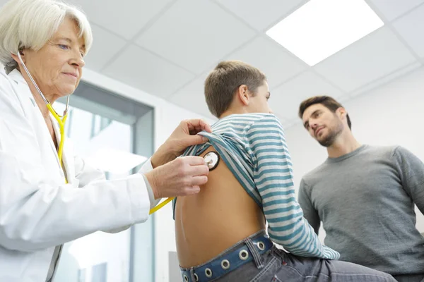 Arzt Untersucht Kleinen Jungen Mit Stethoskop — Stockfoto