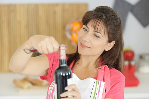 Woman Trying Open Wine Bottle — Stock Photo, Image
