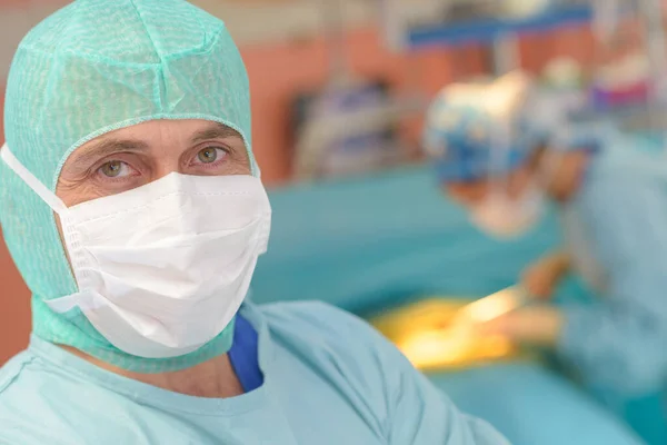 一名外科医生在手术室前的画像 — 图库照片