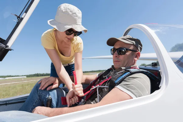 Kobieta Zapięcie Szybowiec Pilot Seatbealt — Zdjęcie stockowe