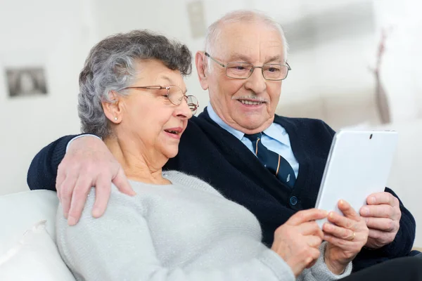 Pareja Ancianos Sosteniendo Una Tableta —  Fotos de Stock